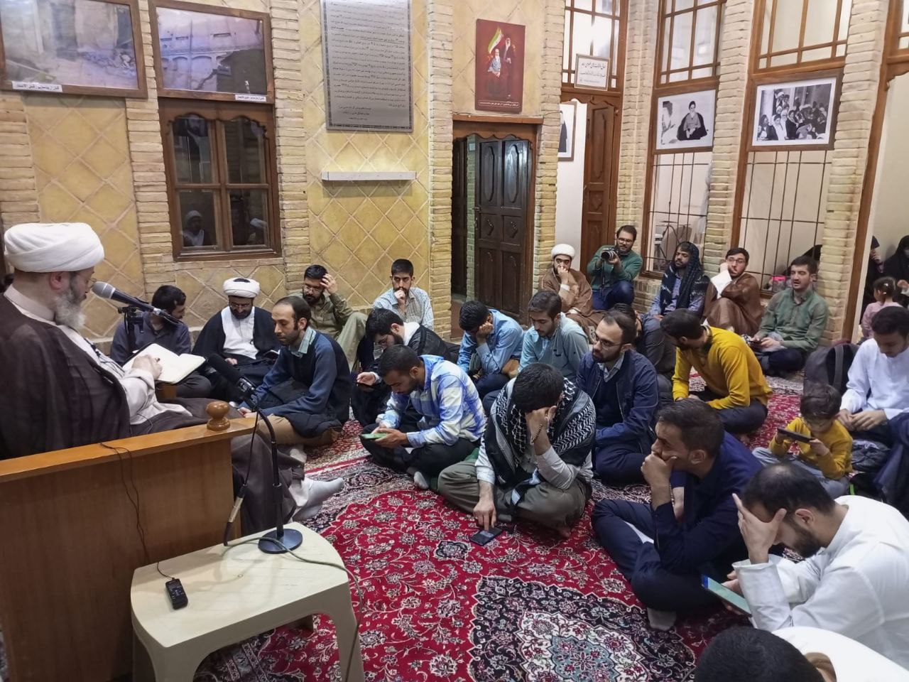 برنامه های طلاب حوزه علمیه قم وتهران در بیت امام خمینی